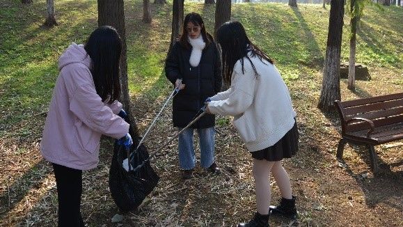 女人站在草地上  中度可信度描述已自动生成