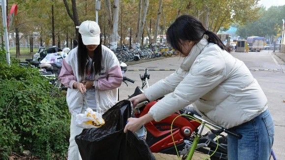 男人和女人在街道边打电话  中度可信度描述已自动生成